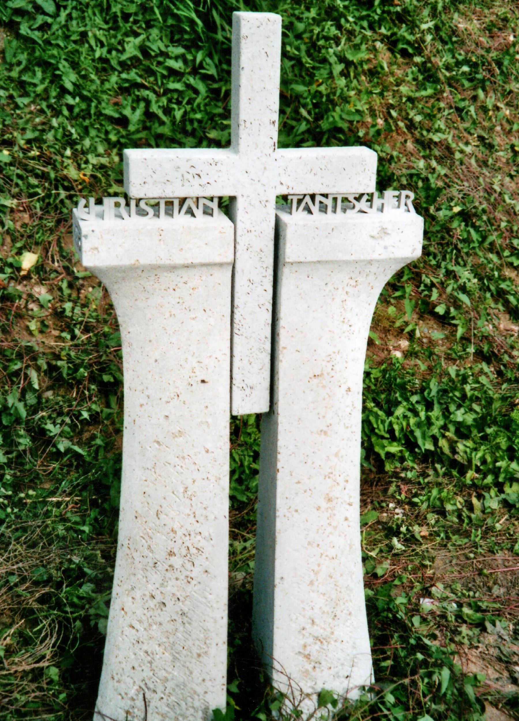 Grabstein aus Estavayer Muschelkalk zweiteilig mit Kreuz