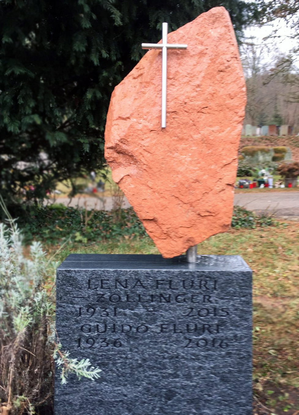 Grabstein aus Maggia- und Sardinien-Granit mit Kreuz