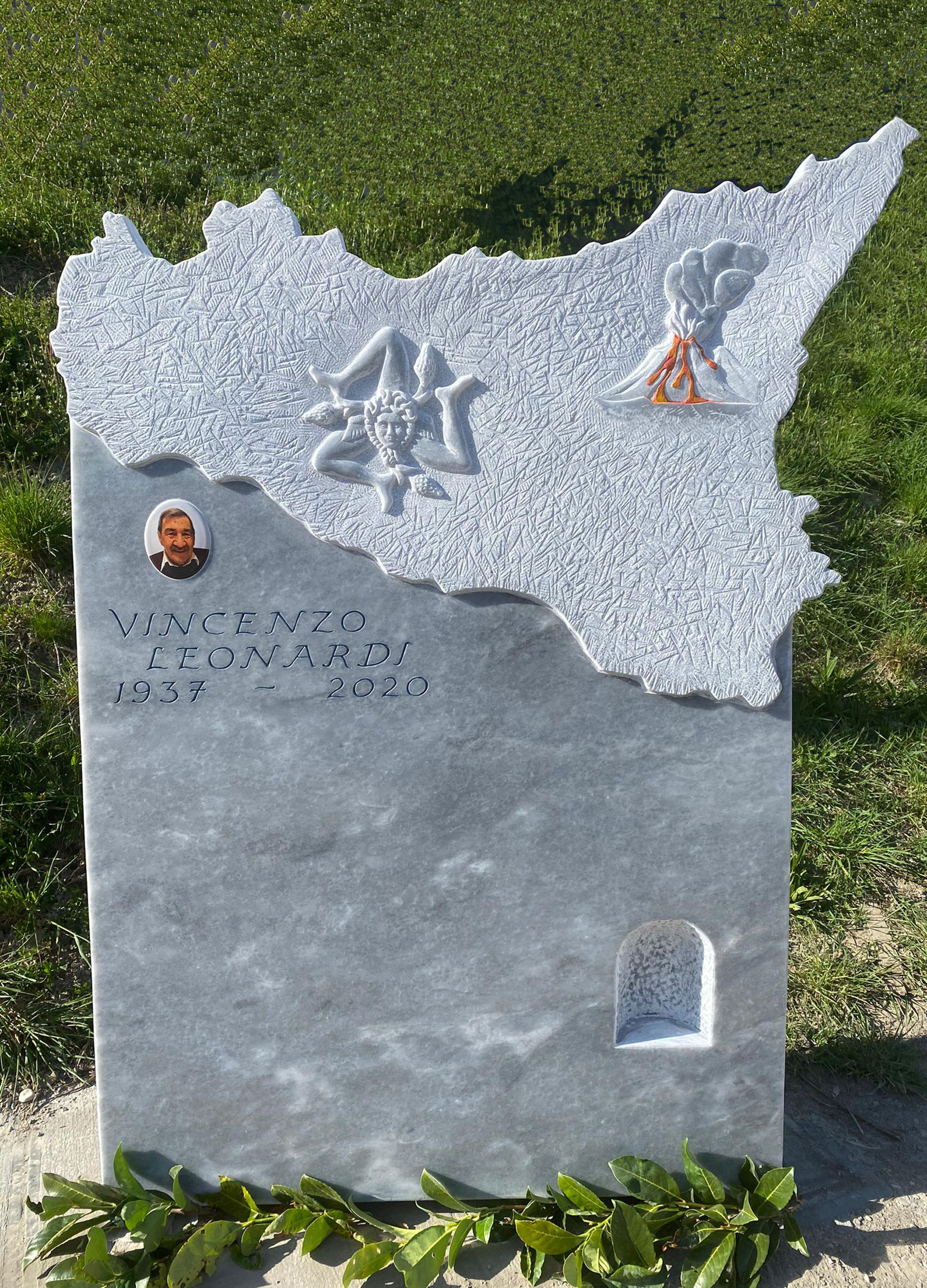 Grabstein aus Marmor mit Umrissen Siziiliens.